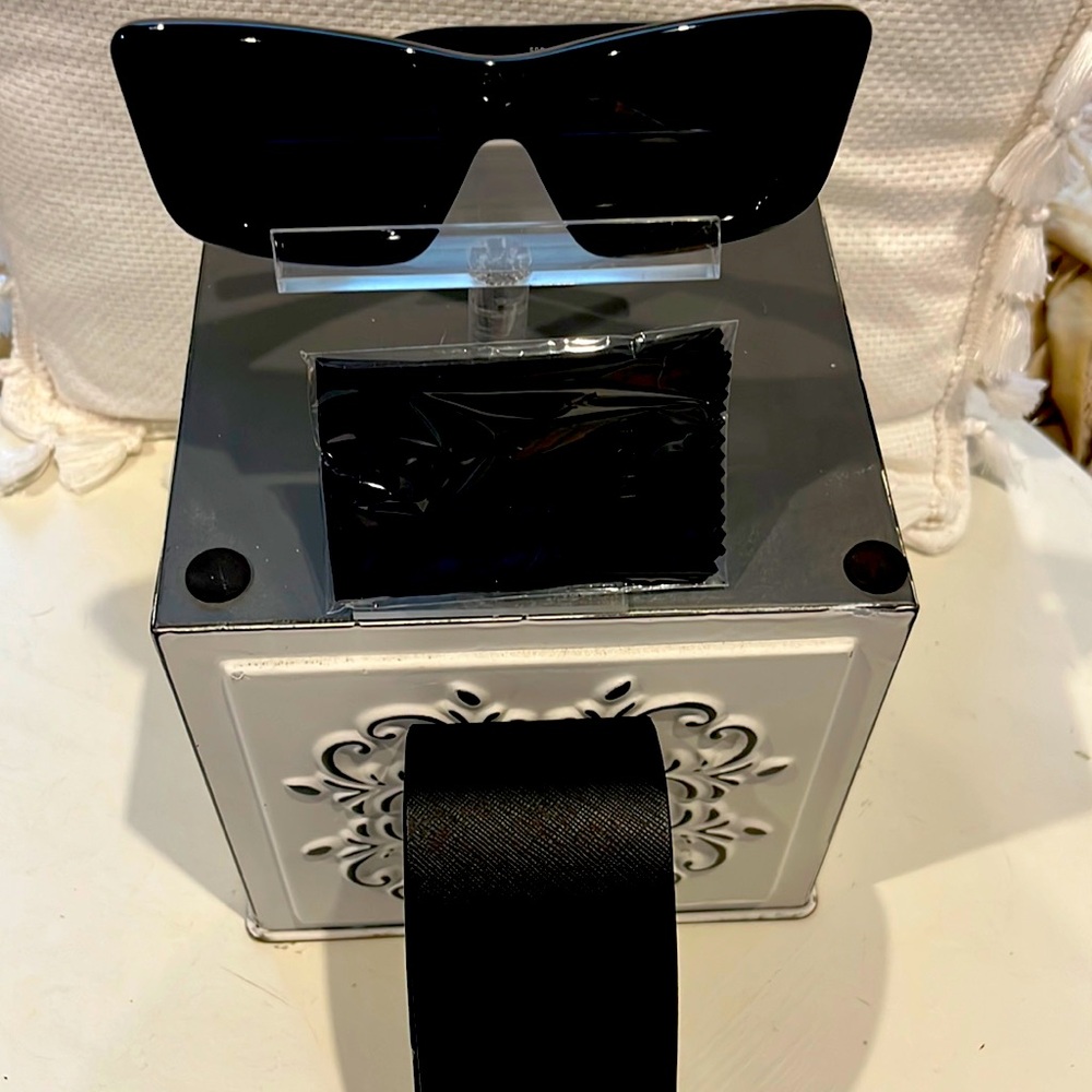 Prada lady Sunnies. Black with black/gray lens. 🕶️☀️🩷🫦⛱️👙